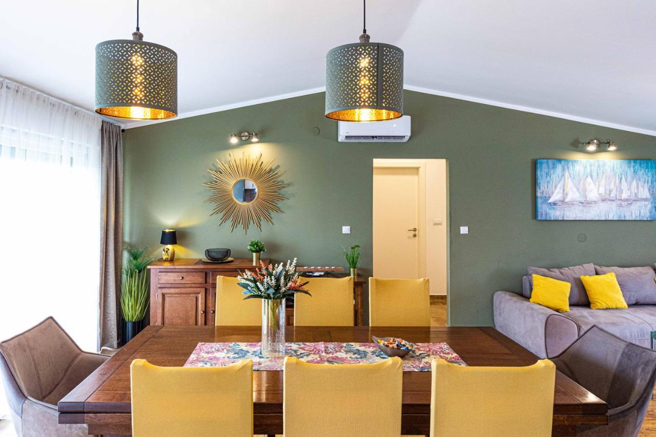 Home Away From Home With Outdoor Pool, Botanical Garden And A Beautiful Sea View Kaštela Exteriör bild